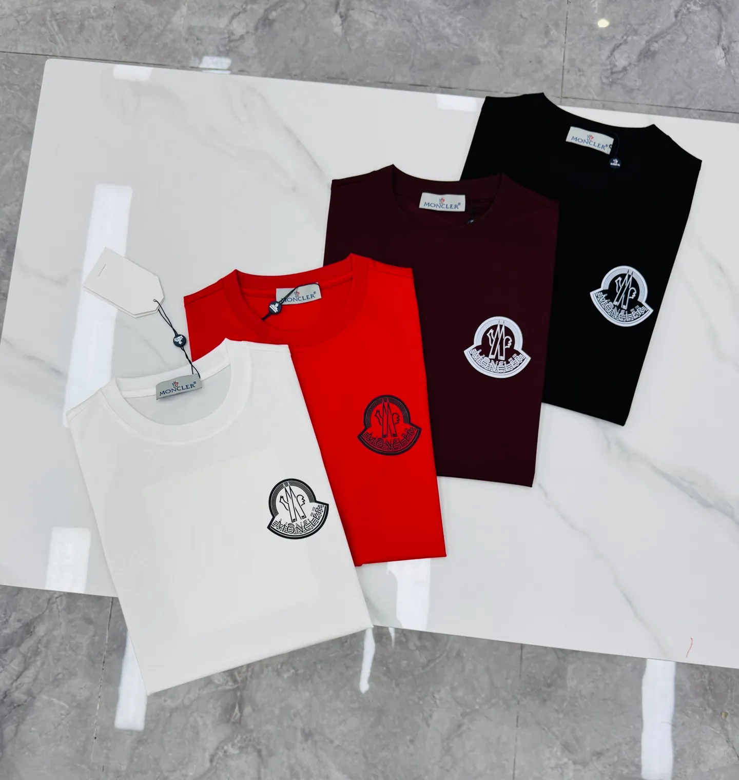 ⚜️Moncler New Arrival T ， . 190g . ！ moncler . ✨ ， 。White Versatile，Black Retro ， ～ Series ， ， Moncler ！ ：Black.White. .Bright Red.Sizes：M-3XL（S 4XL ） ！175/145 XL